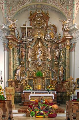 Altar împodobit de Erntedankfest în Bergkirchen, Bavaria, Germania. Sursa foto: wikipedia.org